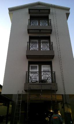 Imagem de aplicação latex acrilico emborrachado na pintura externa do prédio 