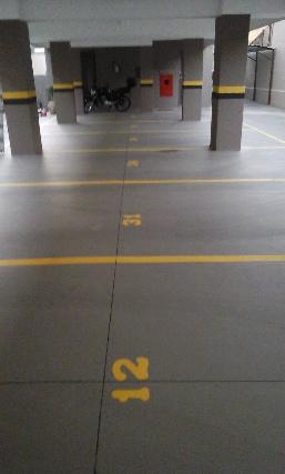 Imagem de pintura do piso com demarcação de vagas de carro pintura de sinalização de pilares e numeração de vagas 