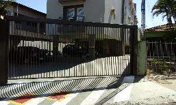 Imagem de pintura de grade e sinalização de faixas de pedestre 