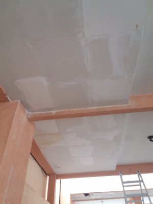 Imagem de Tratamento das trincas e fissuras, aplicando material flexível de uma a duas demão do produto elastrometrico para acompanhar a movimentação do prédio.