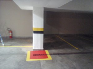Imagem de Pintura dos tetos e paredes das garagem continua acrílica fosca