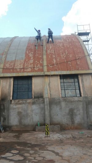 Imagem de Aplicação de fundo preparador na superfície externa da igreja.