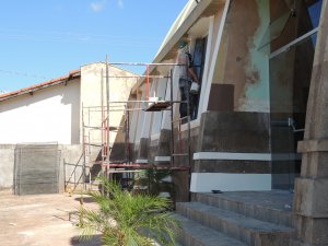 Imagem de Aplicação de fundo preparador na superfície externa da igreja.
