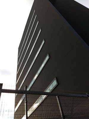 Imagem de plicação de textura acrílica de petras na cor preta.