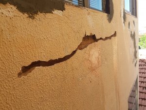 Imagem de Tratamento das trincas e fissuras, aplicando material flexível de uma a duas demão do produto elastrometrico para acompanhar a movimentação do prédio.