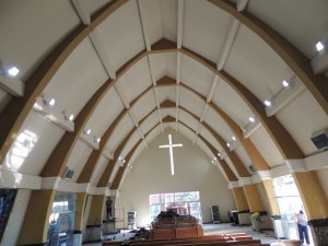 Imagem de Aplicação de textura acrílica de petras naturais nas colunas verticais.