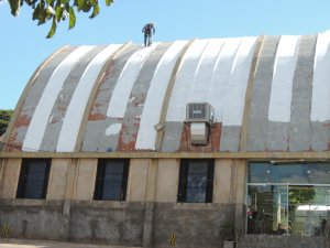 Imagem de Restauração do telhado que é laje com massa cimentisa.