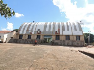 Imagem de Aplicação de massa acrílica no telhado de laje.