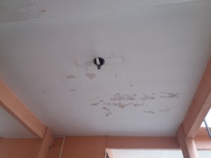 Imagem de Tratamento das trincas e fissuras, aplicando material flexível de uma a duas demão do produto elastrometrico para acompanhar a movimentação do prédio.