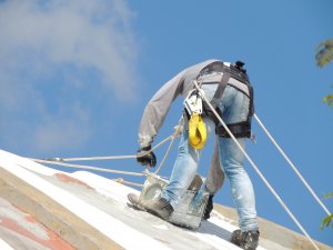 Imagem de Aplicação de massa acrílica no telhado de laje.