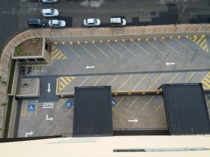 Imagem de Demarcação de toda a área do estacionamento do complexo com faixa de petesdre, vaca para idosos e deficientes e toda a sinalização.