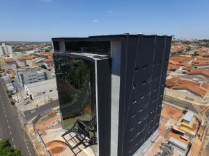 Imagem de Aplicação de textura acrílica de petras na cor preta.