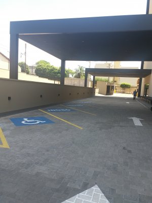 Imagem de Demarcação de toda a área do estacionamento do complexo com faixa de petesdre, vaca para idosos e deficientes e toda a sinalização.