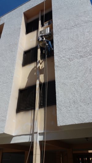 Imagem de Pintura das grades e janelas e venezianas com tinta altomotiva.