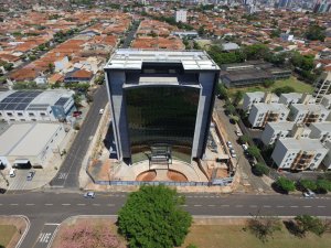 Imagem de Aplicação de textura acrílica de petras na cor preta.