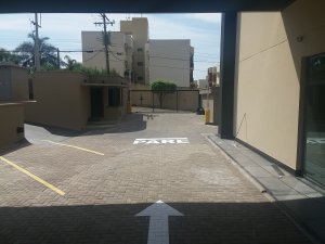 Imagem de Demarcação de toda a área do estacionamento do complexo com faixa de petesdre, vaca para idosos e deficientes e toda a sinalização.