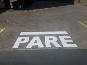 Imagem de Demarcação de toda a área do estacionamento do complexo com faixa de petesdre, vaca para idosos e deficientes e toda a sinalização.