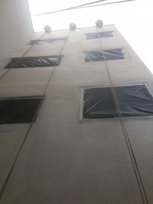 Imagem de Aplicação de tinta acrílica emborrachada para dar uma ótima impermeabilização das paredes externas do prédio.