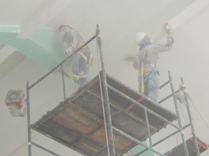 Imagem de Aplicação de fundo preparador em toda superfície interna.