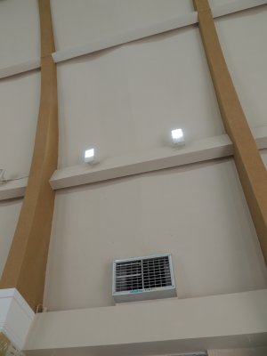 Imagem de Aplicação de textura acrílica de petras naturais nas colunas verticais.