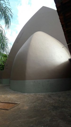 Imagem de Aplicação de textura acrílica rucoza nas paredes.