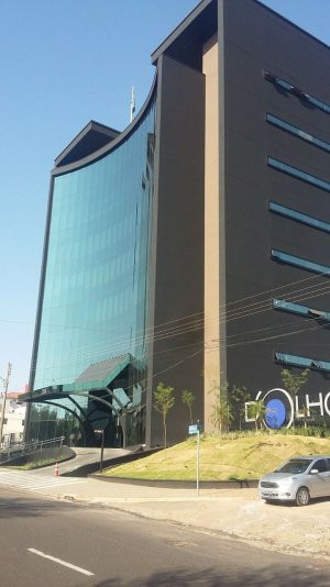 Imagem de plicação de textura acrílica de petras na cor preta.